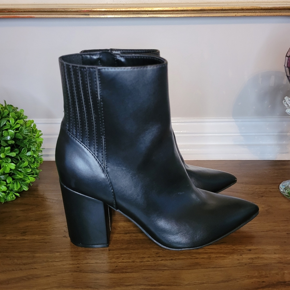 UNISA Black Boots